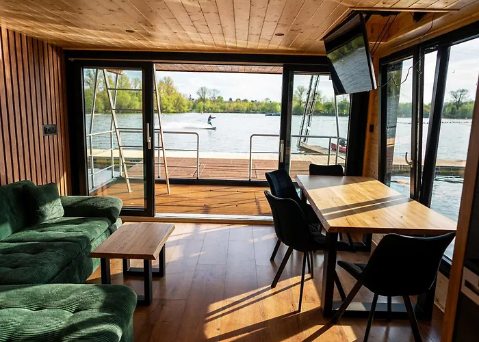 House Boat S Vyhledem Na Wake Park