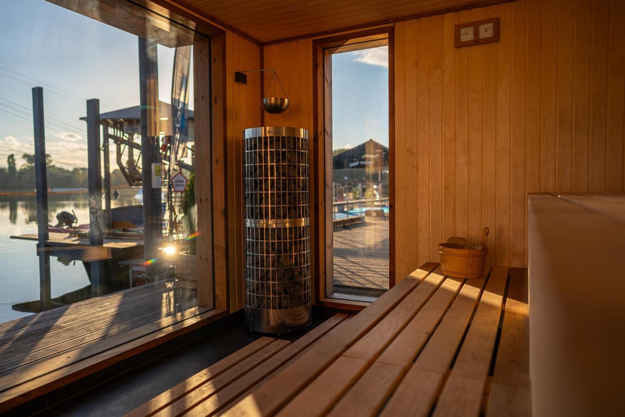 Botel House Boat S Vyhledem Na Wake Park